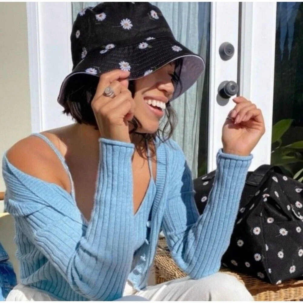 Alice + Olivia Women’s Daisy Print & Solid White Reversible Bucket Hat